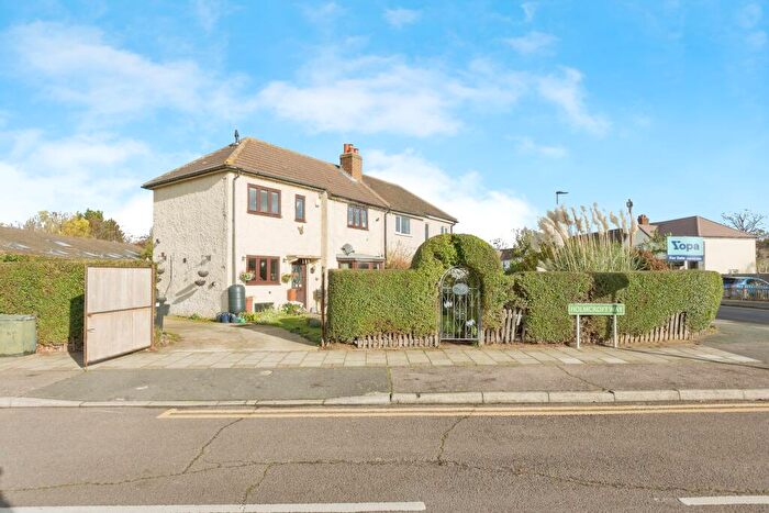 3 Bedroom Semi Detached House For Sale In Holbrook Way, Bromley, BR2