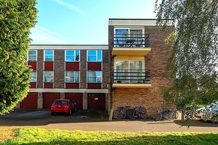 2 Bedroom Flat For Sale In Park Close, Oxford, OX2