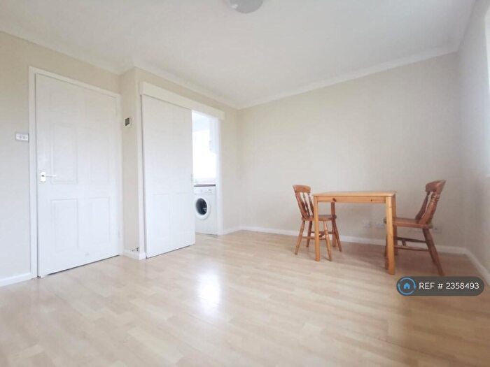1 Bedroom Flat To Rent In Brittain Court, Sandhurst, GU47