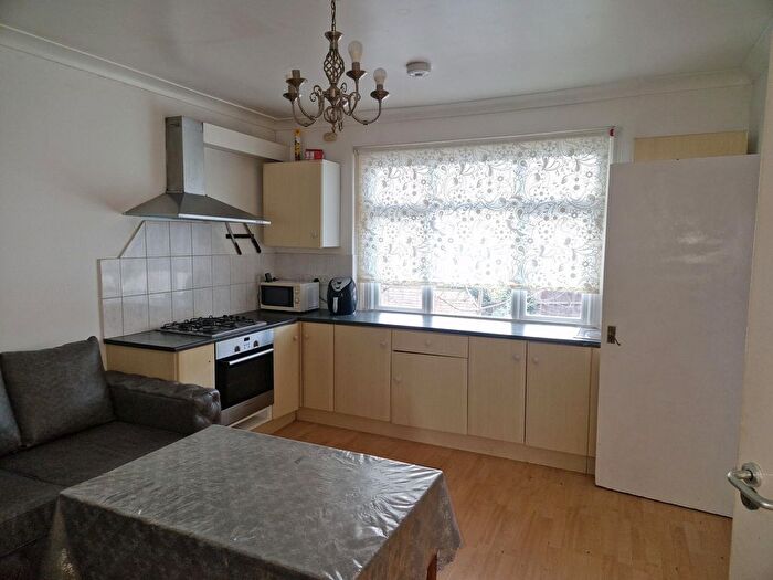 2 Bedroom Flat To Rent In Gunnersbury Lane, Acton, W3