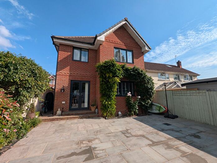 5 Bedroom Detached House For Sale In Carisbrooke Road, Newport, PO30
