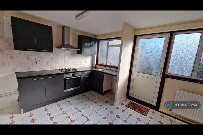 4 Bedroom Terraced House To Rent In Raynham, London, NW9