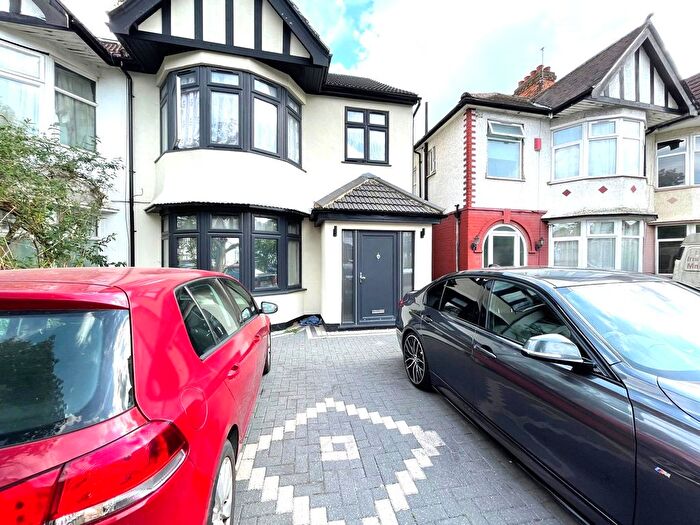 1 Bedroom Flat To Rent In Lennox Gardens, London, NW10