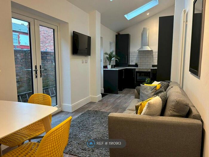 2 Bedroom Flat To Rent In Stockport Road, Cheadle, SK8