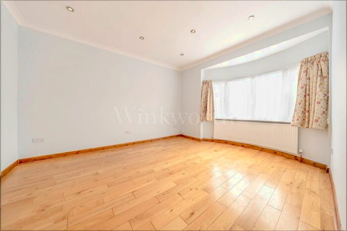 2 Bedroom Apartment To Rent In Hamilton Road, London, NW11