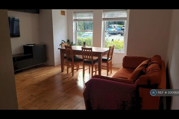 2 Bedroom Flat To Rent In Dents Road, London, SW11