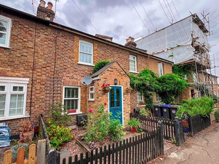 2 Bedroom Cottage For Sale In Spring Gardens, West Molesey, KT8