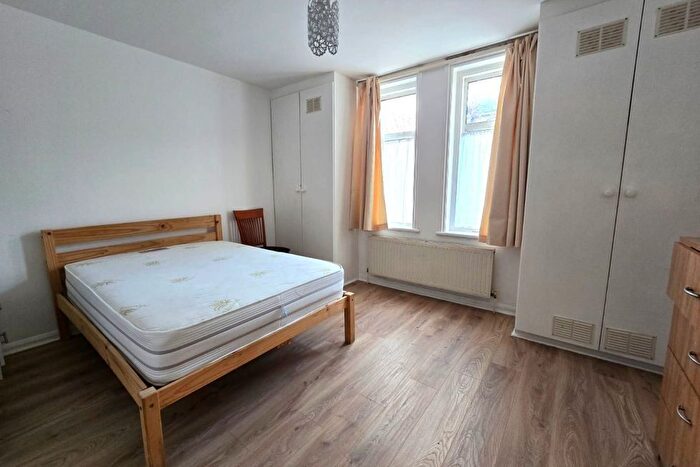 4 Bedroom Flat To Rent In Walm Lane, London, NW2