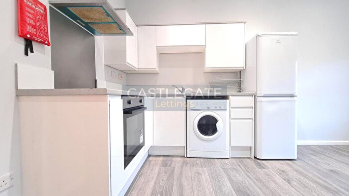 1 Bedroom Flat To Rent In Bath Street, Huddersfield, West Yorkshire, HD1