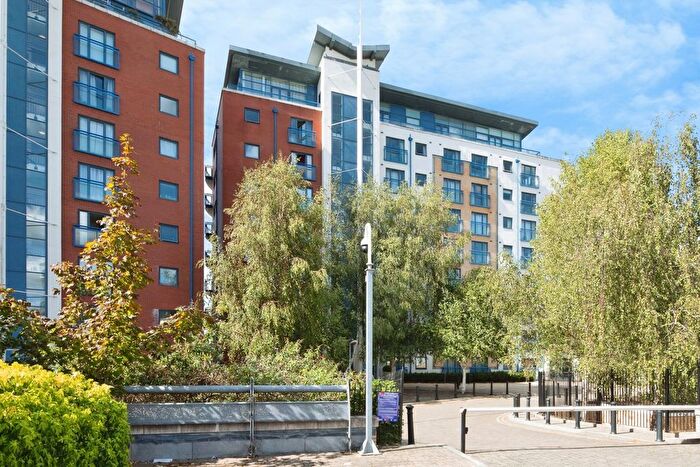 2 Bedroom Flat To Rent In Nova Building, Newton Place, London, E14