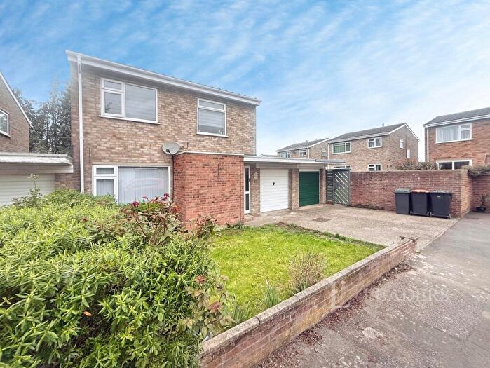 4 Bedroom Detached House For Sale In Hadleigh Close, Bedford, Bedfordshire, MK41