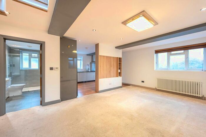 2 Bedroom Flat To Rent In Perth Close, Raynes Park, London, SW20