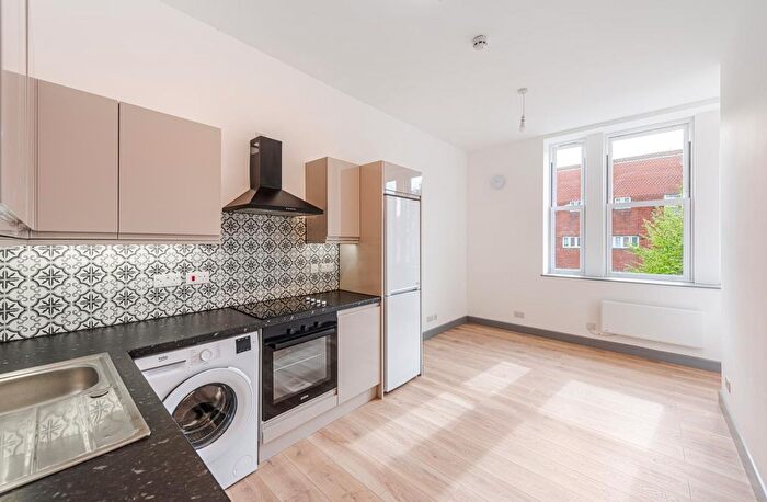 2 Bedroom Flat To Rent In Clapham Park Road, SW4