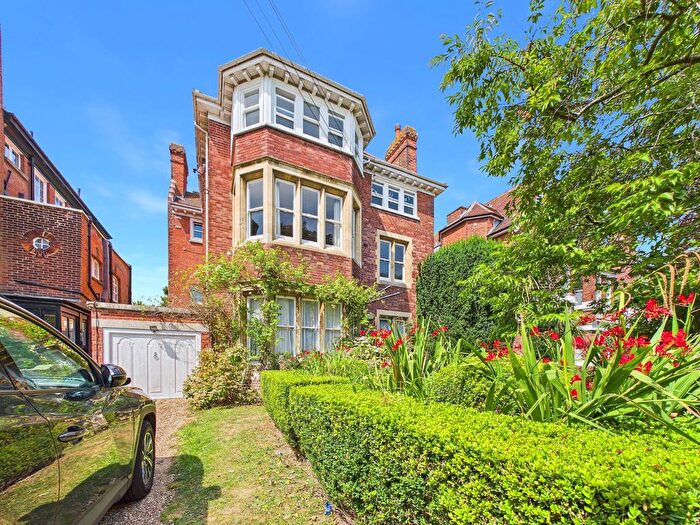 2 Bedroom Flat For Sale In Earls Avenue, Folkestone, Kent, CT20