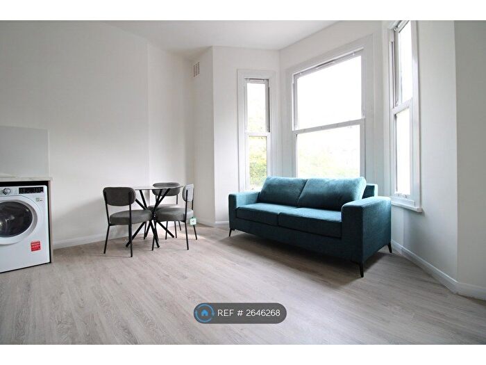 2 Bedroom Flat To Rent In Penge Road, London, SE25