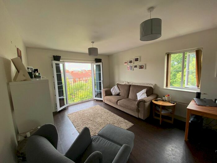 1 Bedroom Flat To Rent In Field View House, Bromsgrove, B60