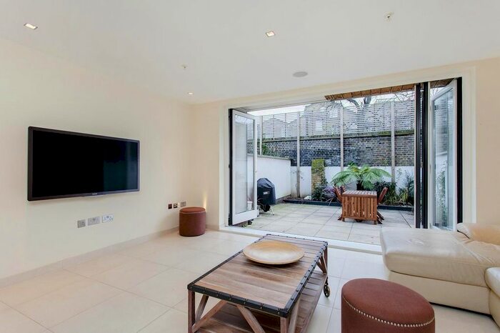 3 Bedroom Property To Rent In Willow Walk, Angel, N1