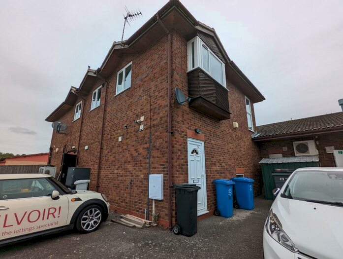 3 Bedroom Flat To Rent In Brambleside, Brambleside, Kettering, NN16