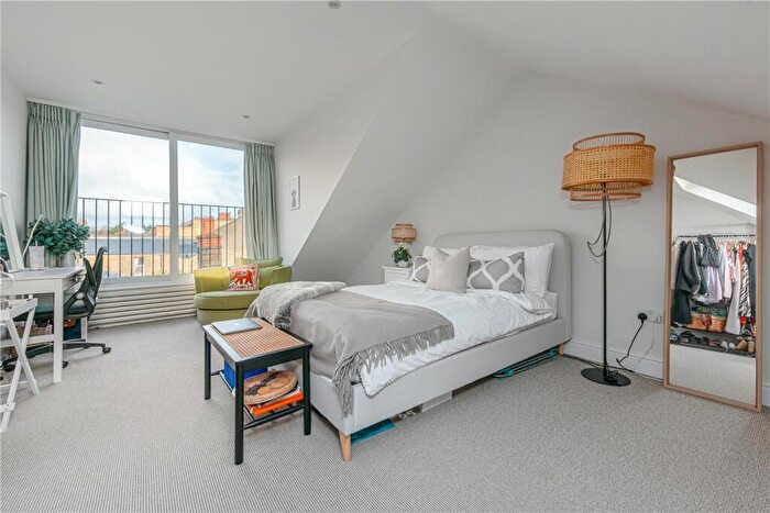 3 Bedroom Apartment To Rent In Wrentham Avenue, London, NW10