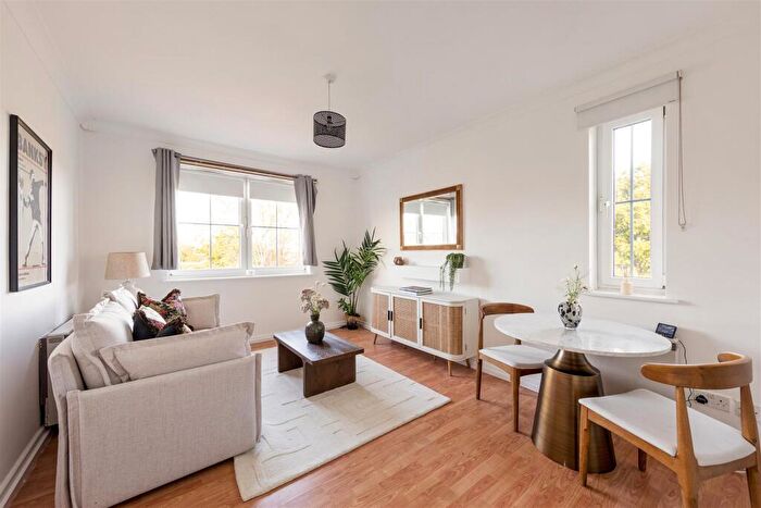 1 Bedroom Apartment For Sale In Horn Lane, Woodford, IG8