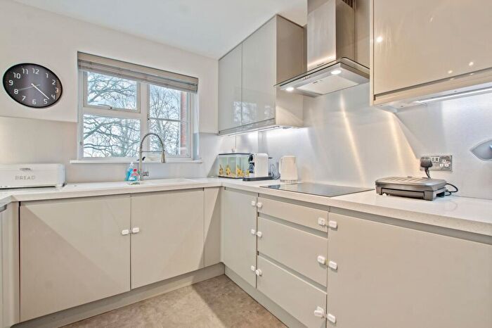 2 Bedroom Flat For Sale In Alder Heights, Poole, BH12