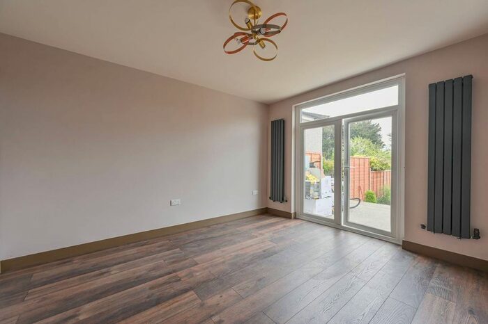 3 Bedroom Semi-Detached House To Rent In Glenthorne Gardens, Sutton Common, Sutton, SM3