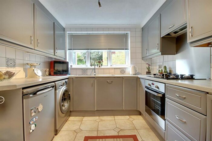 3 Bedroom End Of Terrace House For Sale In Milton Road, Cowplain, Waterlooville, PO8