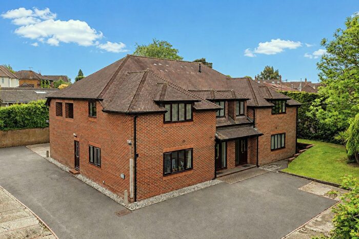 1 Bedroom Flat For Sale In Portsmouth Road, Ripley, GU23