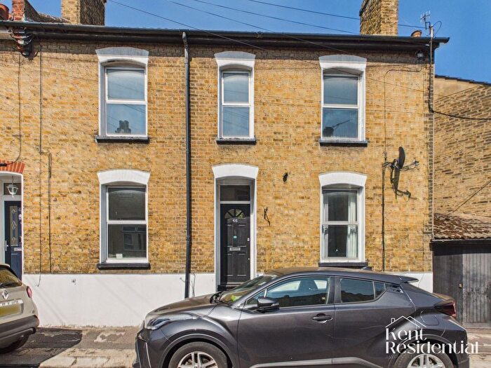 3 Bedroom Terraced House To Rent In Salisbury Road, Chatham, ME4