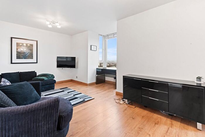 2 Bedroom Flat To Rent In Osprey Heights, Bramlands Close, SW11