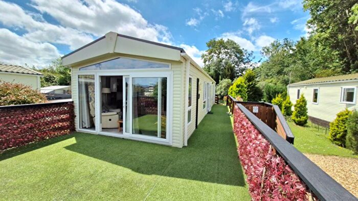 2 Bedroom Park Home For Sale In South Bank, Tallington, Tallington, PE9