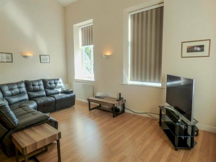 3 Bedroom Flat To Rent In Weavers Lane, Cullingworth, Bradford, BD13