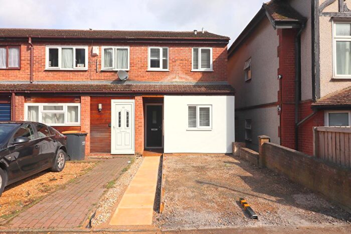 3 Bedroom End Of Terrace House To Rent In Downs Road, Luton, Bedfordshire, LU1