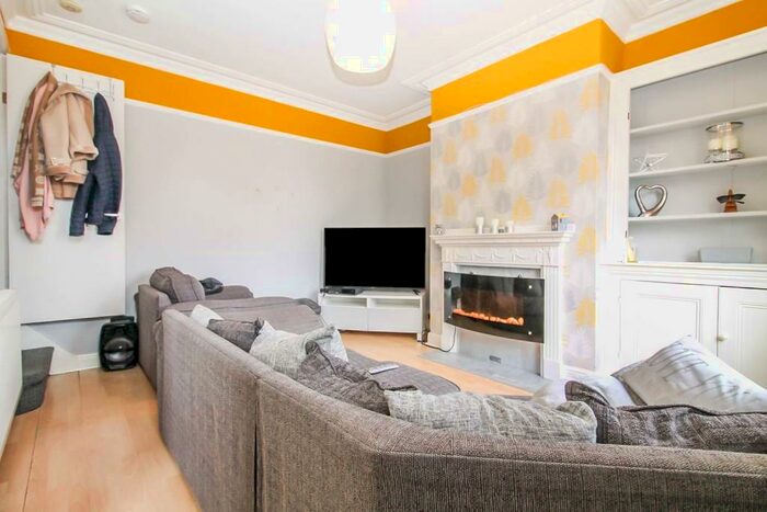 2 Bedroom Semi-Detached House To Rent In Moor Road, Hunslet, LS10