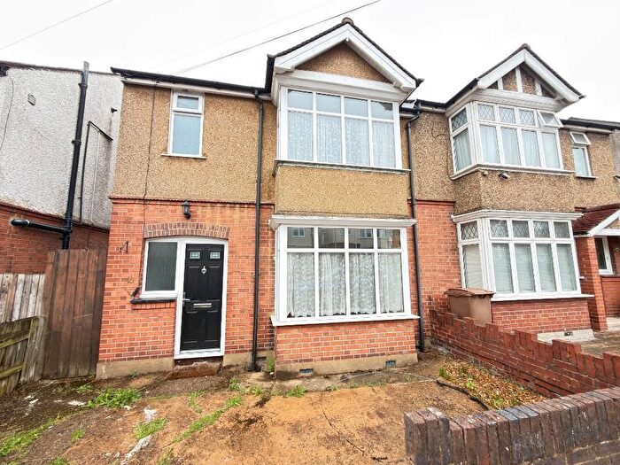 3 Bedroom Semi Detached House For Sale In Norfolk Road, St Annes, Luton, Bedfordshire, LU2