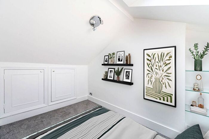 2 Bedroom Flat To Rent In Cambridge Gardens, North Kensington, London, W10
