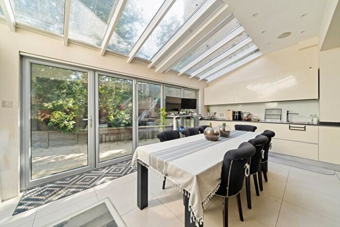 2 Bedroom Flat To Rent In Candahar Road, London, SW11