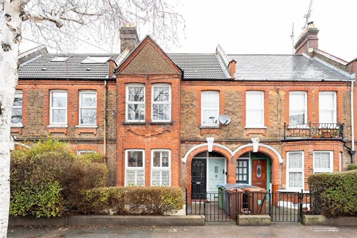 2 Bedroom Maisonette For Sale In Winns Avenue, Walthamstow, E17