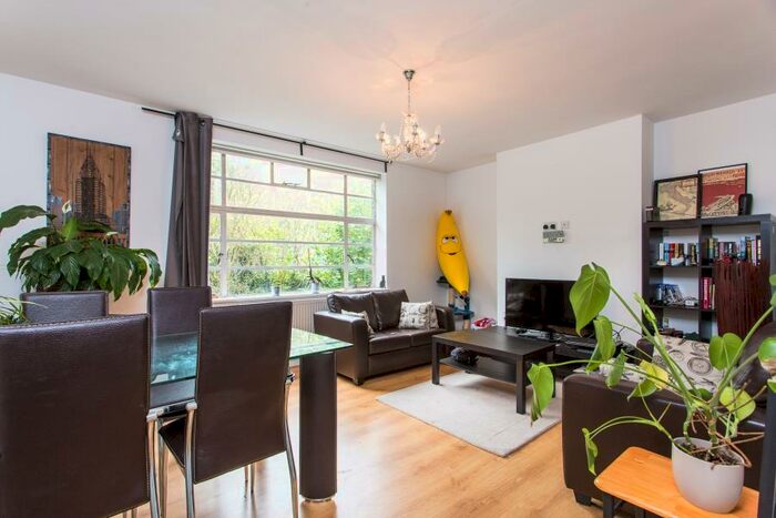 3 Bedroom Flat To Rent In Falloden Court, Brookland Rise, NW11
