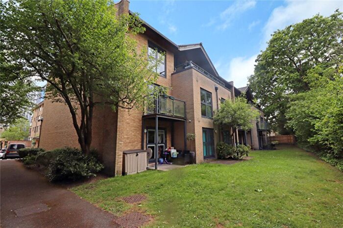 2 Bedroom Flat For Sale In Victoria Way, Woking, Surrey, GU21