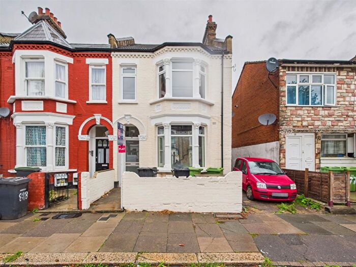 2 Bedroom Flat For Sale In The Avenue, London, N17