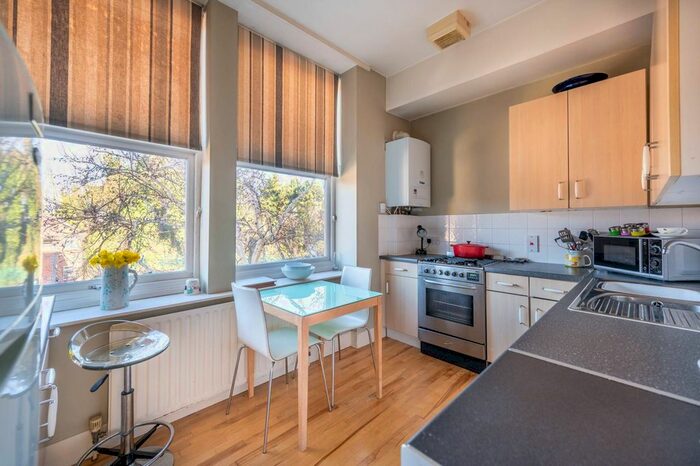 2 Bedroom Flat To Rent In York Avenue, Ealing, London, W7