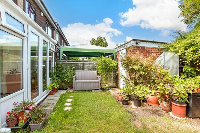 3 Bedroom End Of Terrace House For Sale In Elmhurst Drive, Hornchurch, Essex, RM11