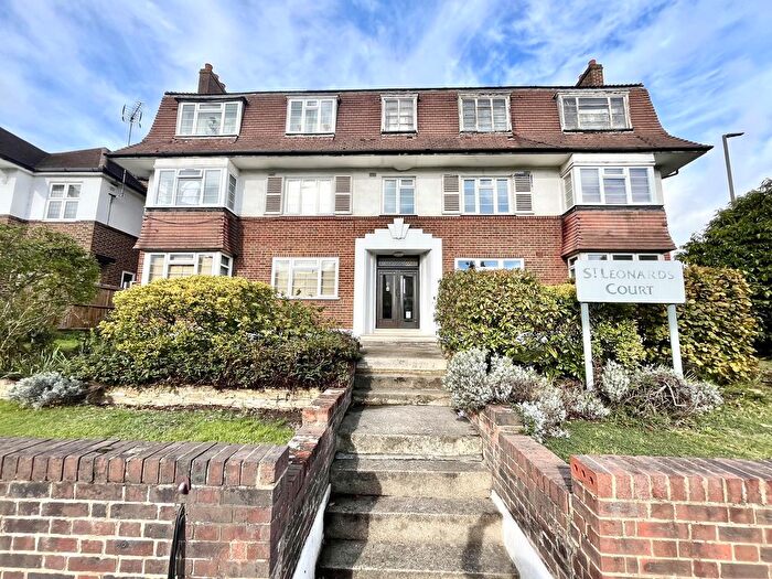 1 Bedroom Flat For Sale In Portsmouth Road, Thames Ditton, Surrey., KT7