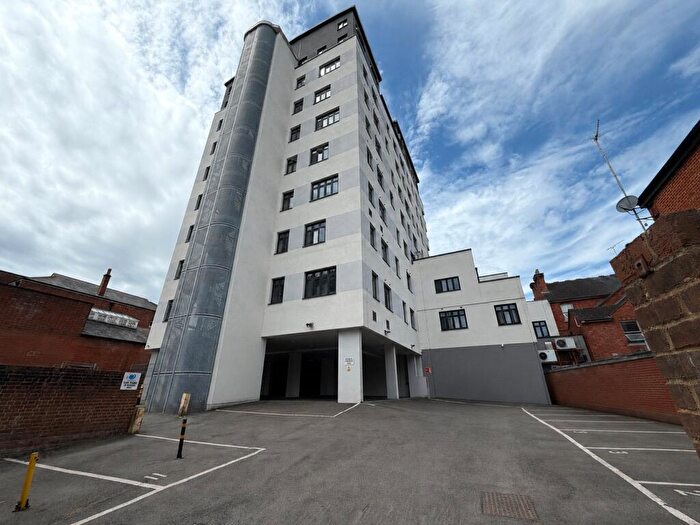 2 Bedroom Flat For Sale In Station Road, Aldershot, Hampshire, GU11
