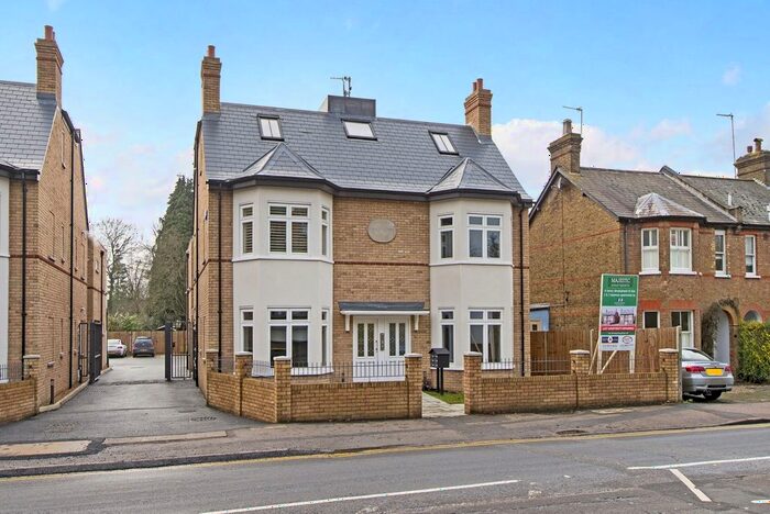 2 Bedroom Flat To Rent In High Road, Bushey Heath, Bushey, WD23