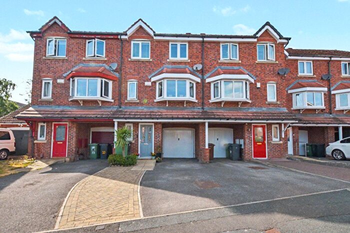 3 Bedroom Town House For Sale In Saxstead Rise, Leeds, West Yorkshire, LS12