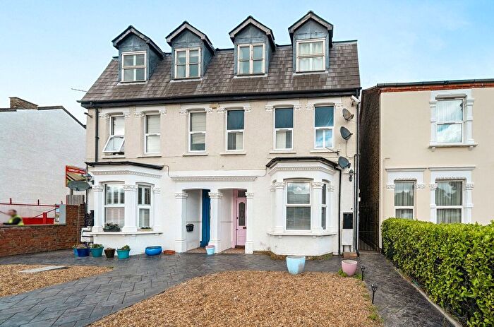 2 Bedroom Flat To Rent In Park View Road, Welling, Kent, DA16