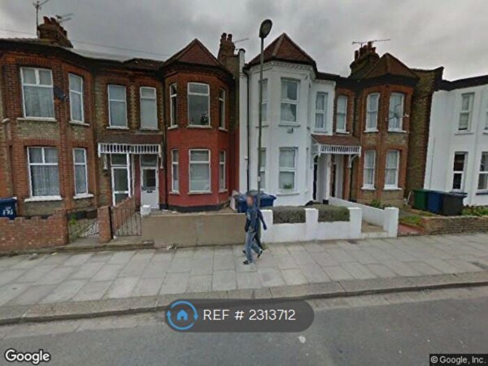 3 Bedroom Terraced House To Rent In Long Lane, London, N3