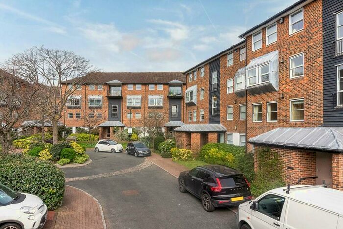 2 Bedroom Flat To Rent In Thorney Crescent, Battersea, London, SW11